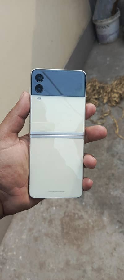 flip 3 5G. 256.10by10 2 month sim Tim hai. snapdragon 888 All ok no op