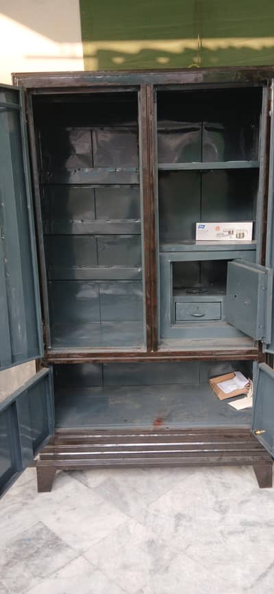 bahut kam Din use almari