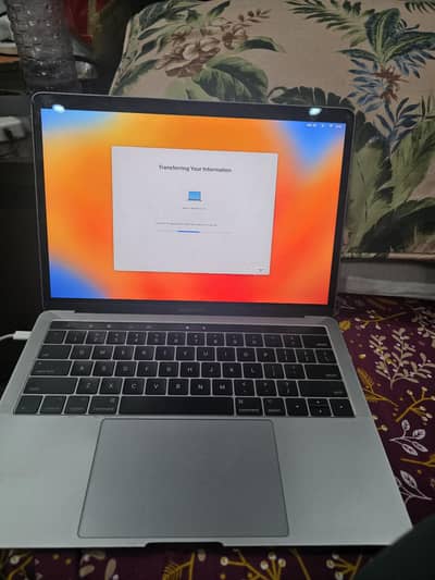 Macbook Pro 2017 8gb  + 256gb touch bar