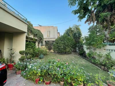 1 Kanal Facing Huge Park, Owner Built House, READ AD.