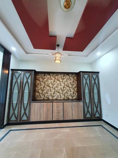 9 Marla Upper Portion With Servant Quarter All Facilities Available Gas , Boring G-14/4