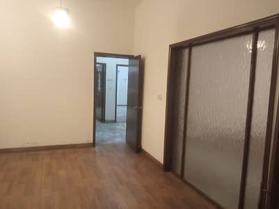 01 KANAL SINGLE STORY LOWER PORTION AVAILABE FOR RENT