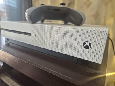 Xbox One S | 1 TB with Controller | 1s