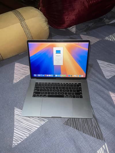 Apple macbook pro 2018 core i9 32gb ram 15.4inch display