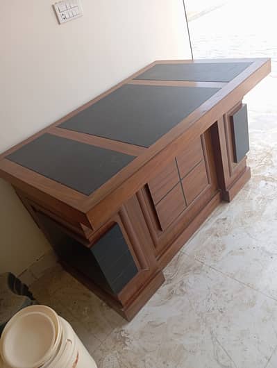 Mazboot aur stylish table for sale Ghar, office ya shop ke liye perfec