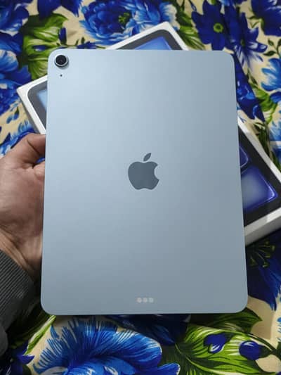 iPad Air M2 (11 inches) 128GB Brand New Condition With Box Accessories