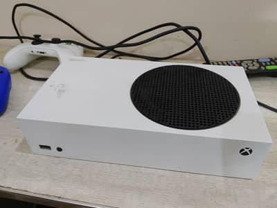 Xbox with 2 control and 5 games