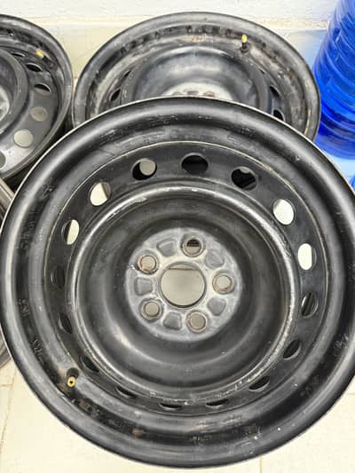  Corolla Car Rim with Wheel Cups for Sale – Excellent Condition!
