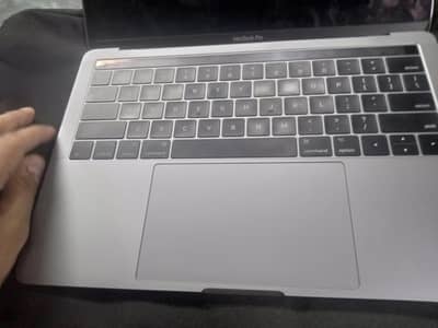 mc book 2017  8 gb ram  256 SSD. full new condition