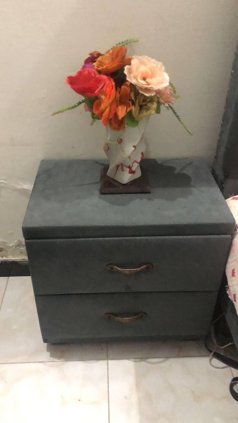 bed  side  to table dressing table 0