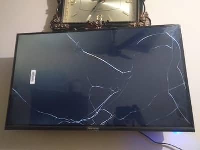 LCD ka glass toot gya h repair hga warranty me h LCD Baki okay h new h