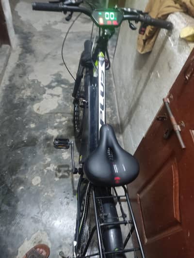 350 wat motr 1 charg pr 28 se 30 tk krta he bilkul  achi halat me he