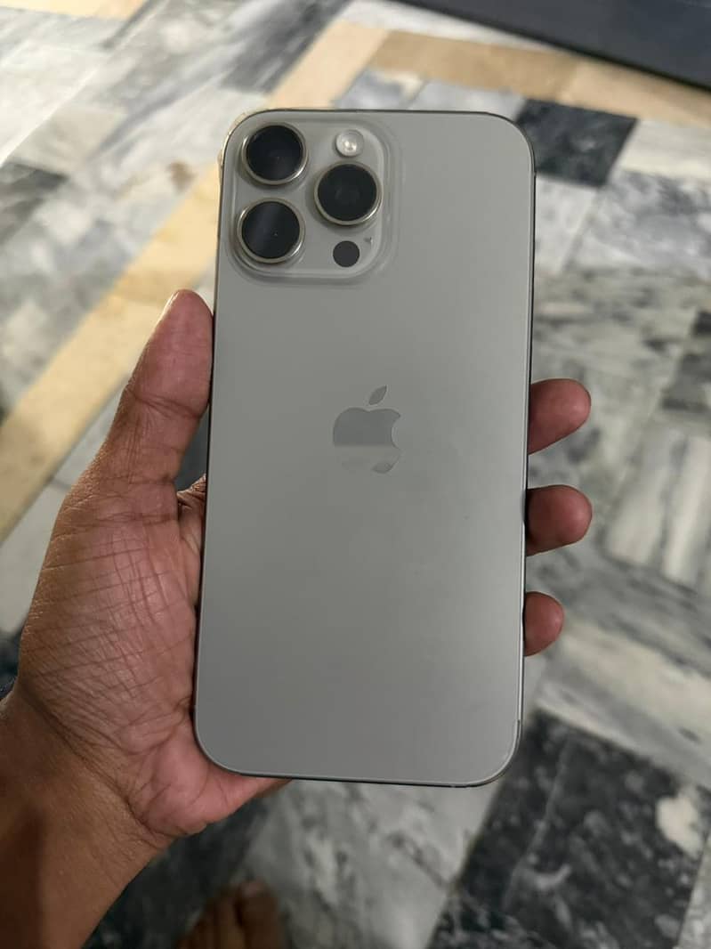 iPhone 16 pro Max  4