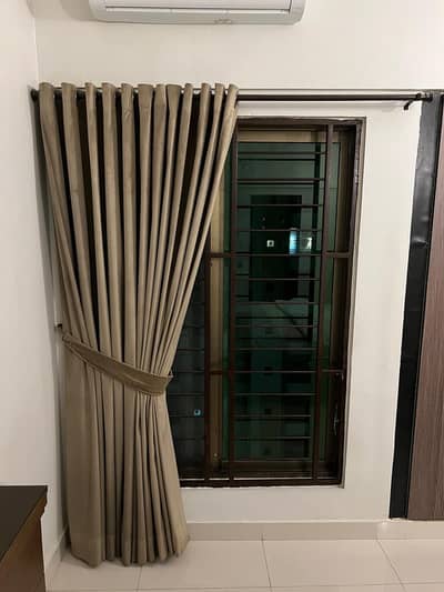 2 currains for sale (Velvet and Jute material)