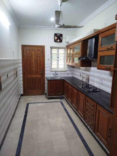 7 MARLA UPPER PORTION LIKE NEW