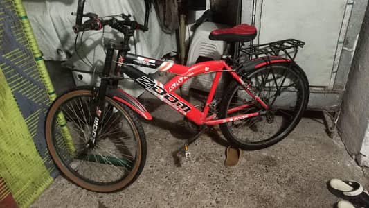 بھائی جان گیروں والی سائیکل ہے ساتھ گیئر ہیں اس کے چار گراریاں ہیں
