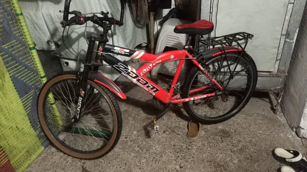 بھائی جان گیروں والی سائیکل ہے ساتھ گیئر ہیں اس کے چار گراریاں ہیں 0