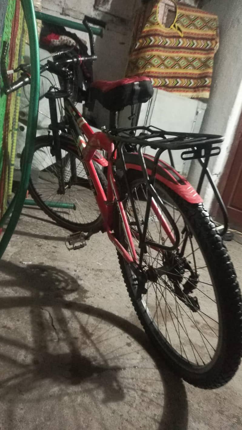 بھائی جان گیروں والی سائیکل ہے ساتھ گیئر ہیں اس کے چار گراریاں ہیں 1