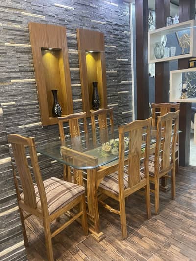 Dining table with 6 chairs in  excellent conditon