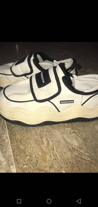 Woman's white sneakers with wavy soles, 2024. . .