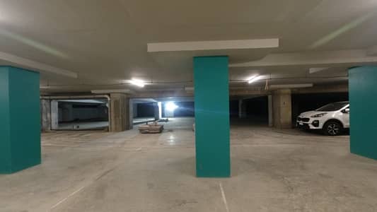 Prime Location 3334 Square Feet Flat