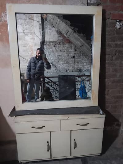 Dressing with mirror