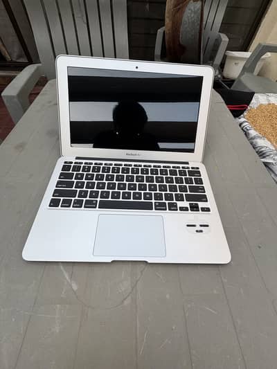 Macbook air 2015 4/128 in neat and lush condition