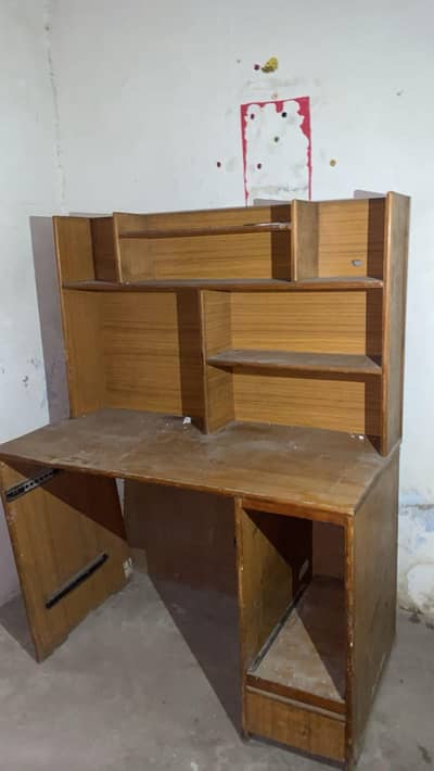 Well furnished Study table and computer desk