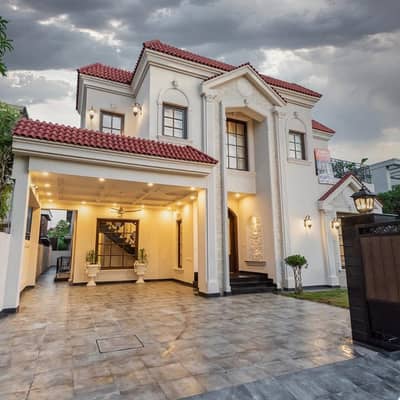 20 MARLA ELEGANT AND SUPER HOT LOCATED BUNGALOWS UPPER PORTION IS AVAILABLE IN THE BEST BLOCK OF DHA LAHORE.