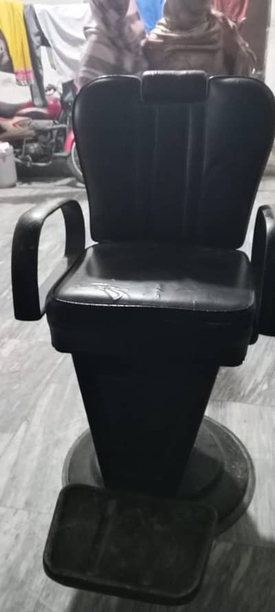 2 Saloon Chairs , Head washer , 2 Mirrors for sales