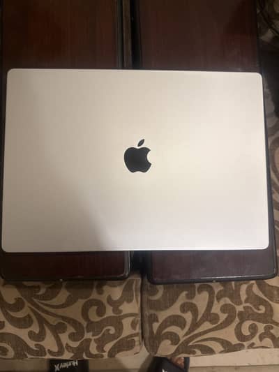 Macbook pro 2024 16 inch 24/512