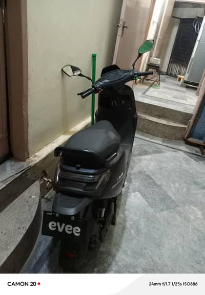 EVEE S 1 ONly 4500 kilometer driven open letter 10 /10 condition