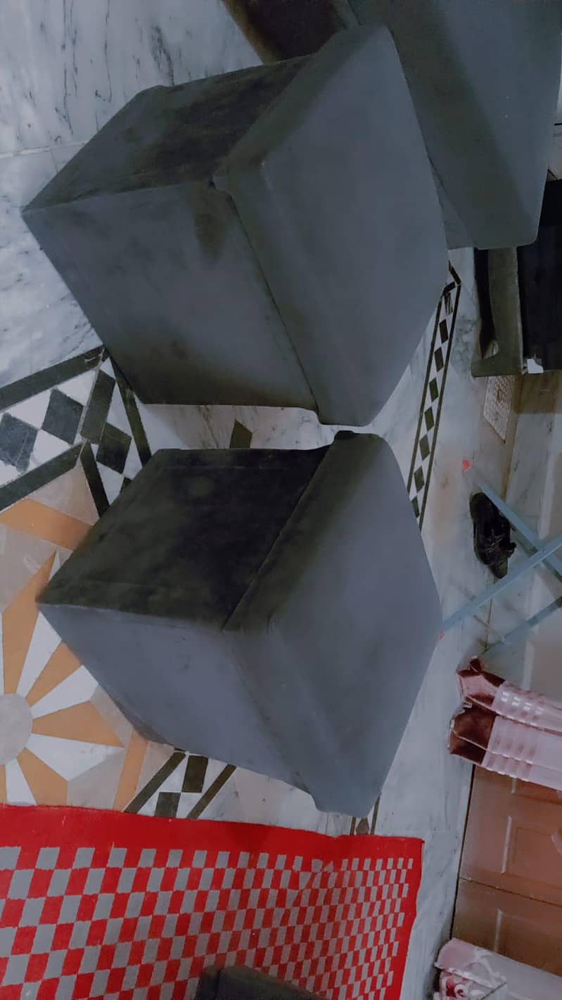 4×4 Table with stools 1