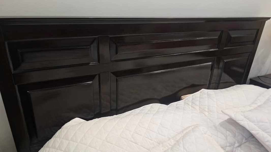 Complete Bed Set (Bed, Dressing Table, 2xSide Tables) 4