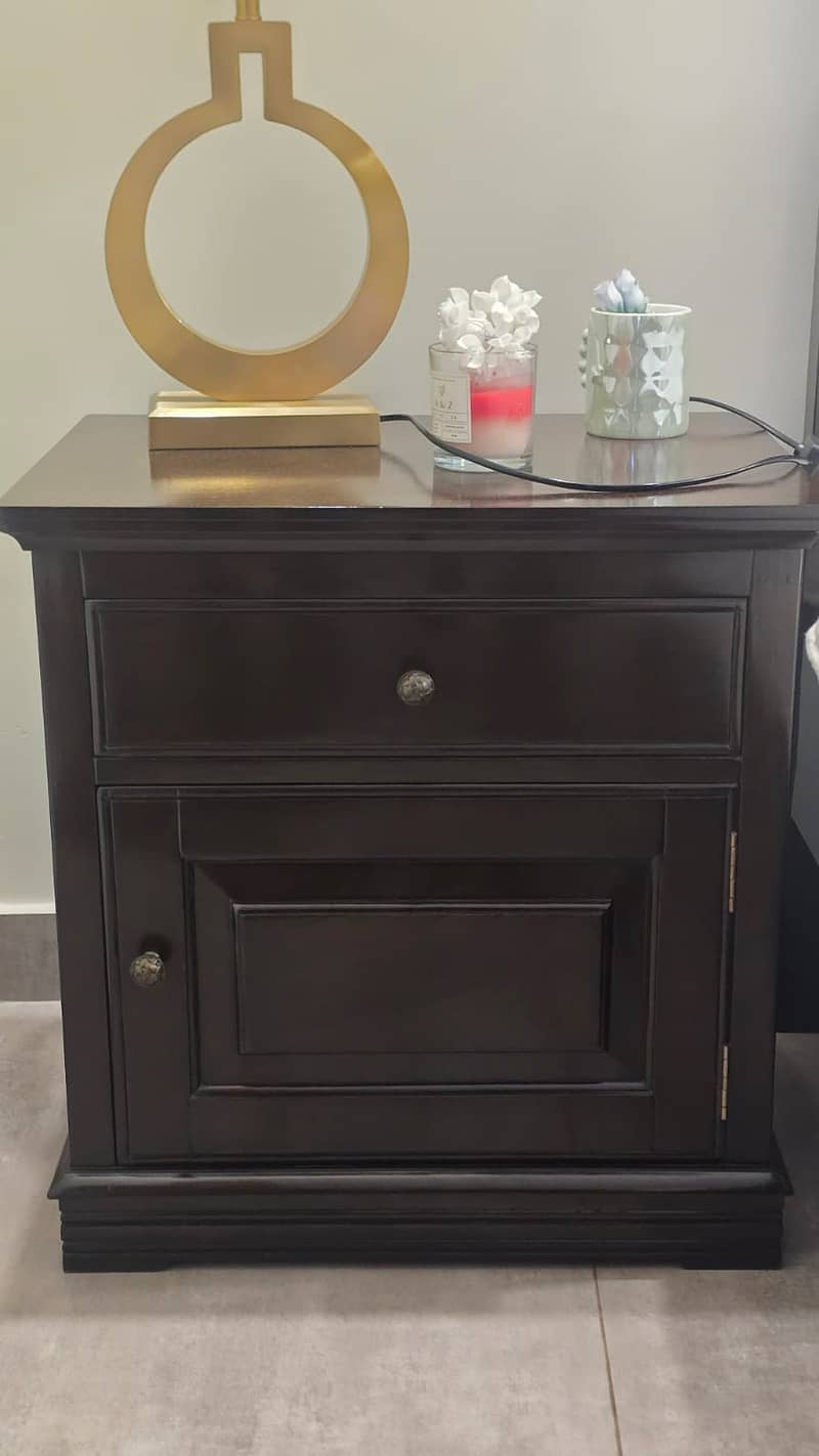 Complete Bed Set (Bed, Dressing Table, 2xSide Tables) 5