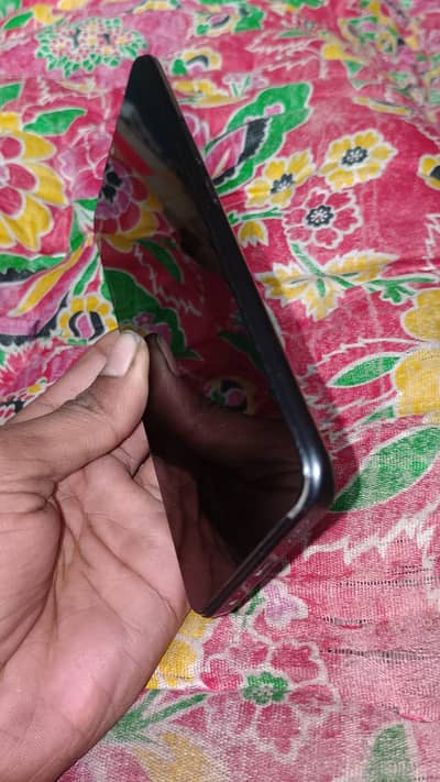 charger aur boxe nhi ha 6/128 ha baqi har cheez clear hai mobile saf h