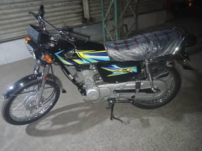 Honda 125 black colour 10 bay 10 condition  km 400 chail ha bus