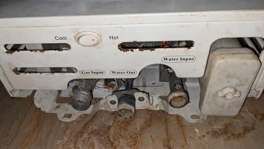 Super Asia instant Geyser slightly used  operational.