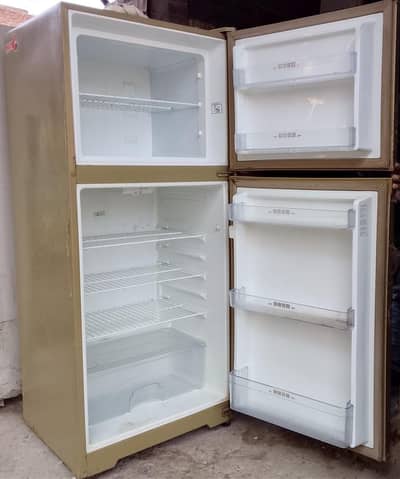 Medim size Invetor faridge For sale 40000 . . 0303=4237570