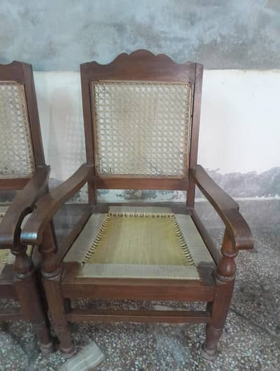 Set of 4 Solid Wooden Chairs_Like new condition