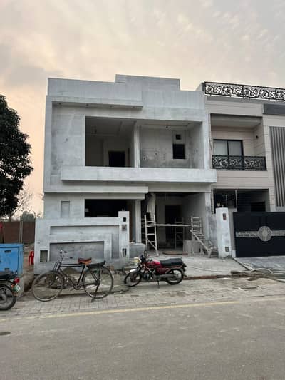 SOLID CONSTRUCTION GRAY STRUCTURE HOUSE AVAILABLE FOR SALE