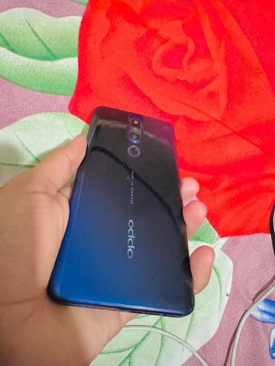 oppo f 11 pro  urgent sale penal change nft  dlvaya h pop cemra off