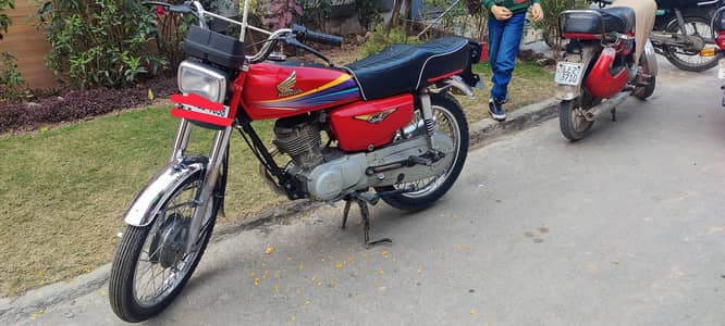 2011 model honda 125 geniun bike 100%engine