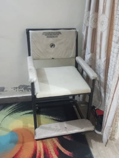 chair with wheels and handle up and down