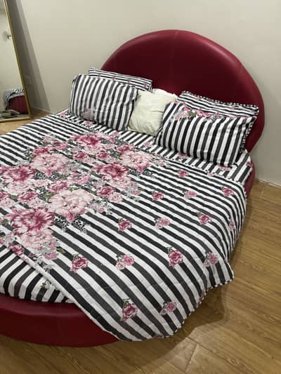 Modern Round Faux Leather Bed – Excellent Condition!