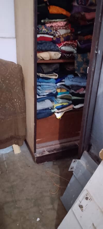 Single door almari condition 10 to 9 good condition