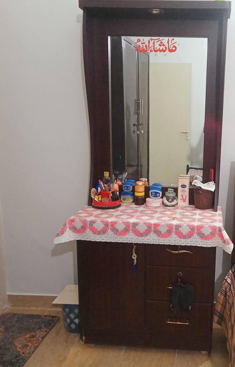 Dressing Table with Mirror 0