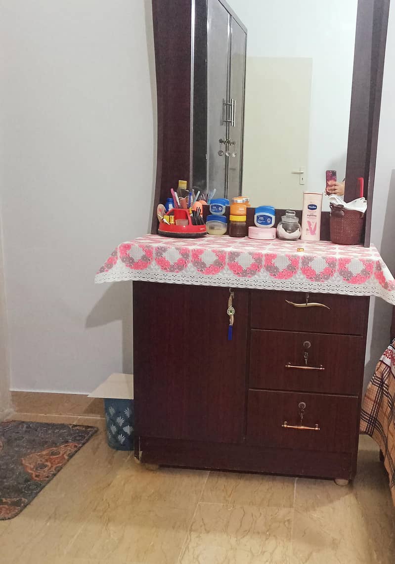 Dressing Table with Mirror 4