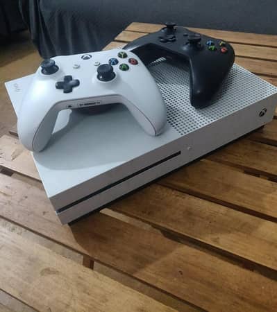 Xbox One S 500GB (White) + 2 Controllers