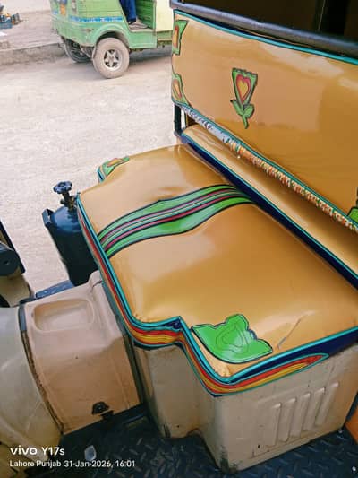 Salam main apna sewah rickshaw sel kar Raha bohat achi halat main